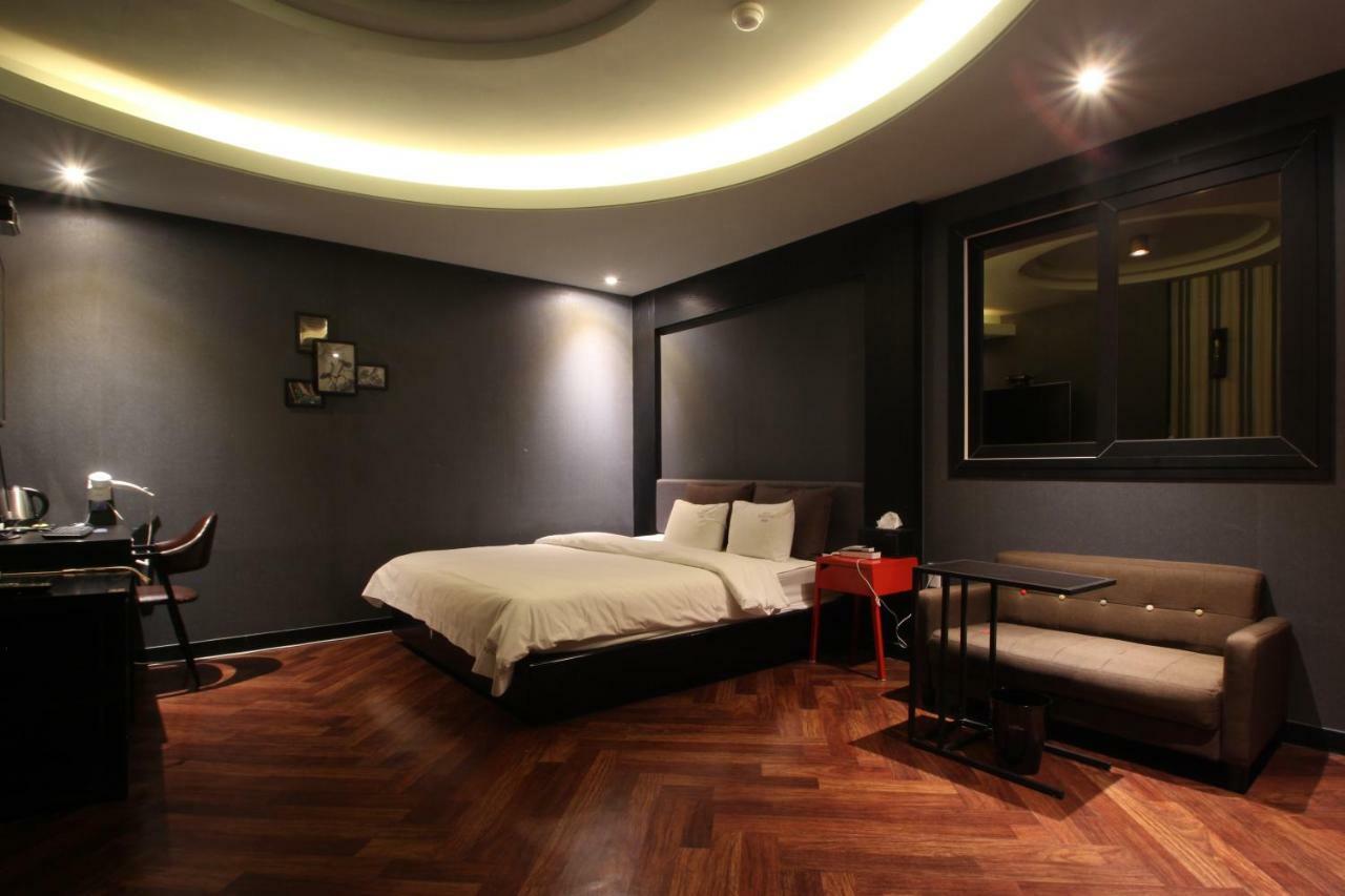French Code Hotel Changwon Esterno foto